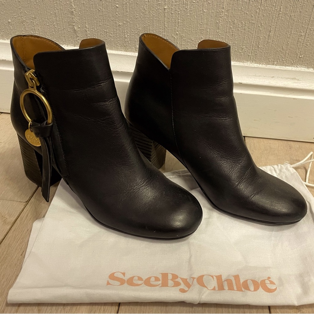 See by Chloe Louise Black Leather Logo Charm Elegant Ankle Boots Booties Sz 6
